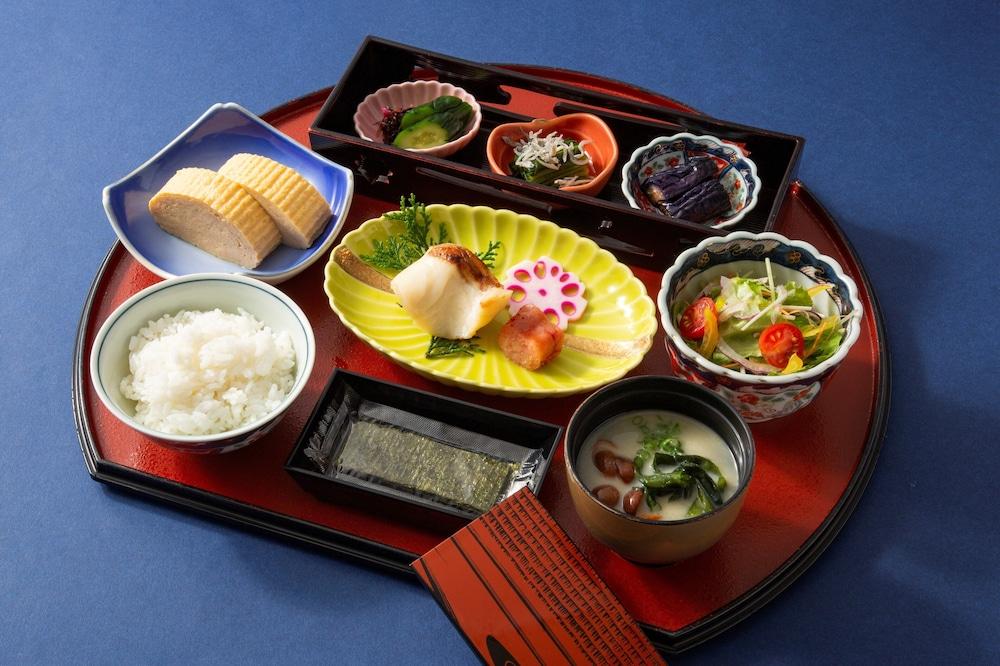 โรงแรมคุเระ ฮังเกียว โรงแรม 3*